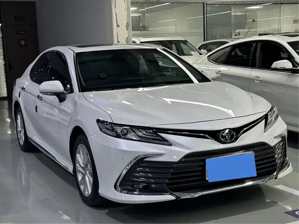 Toyota Camry — фото 2