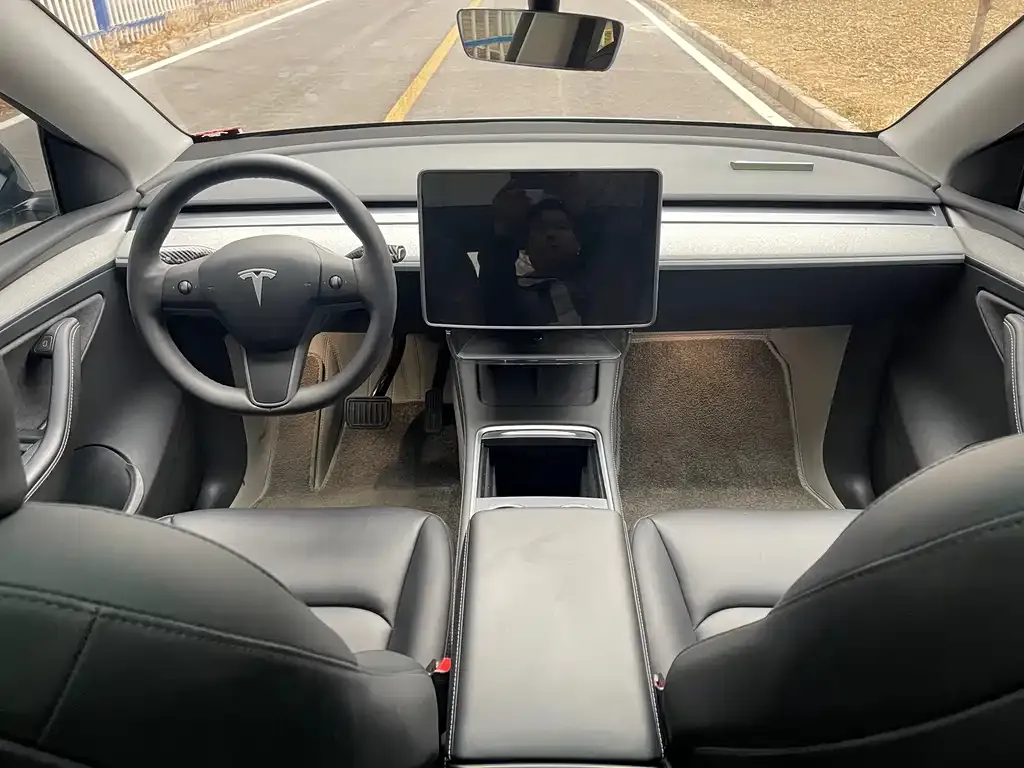 Tesla Model Y — фото 3