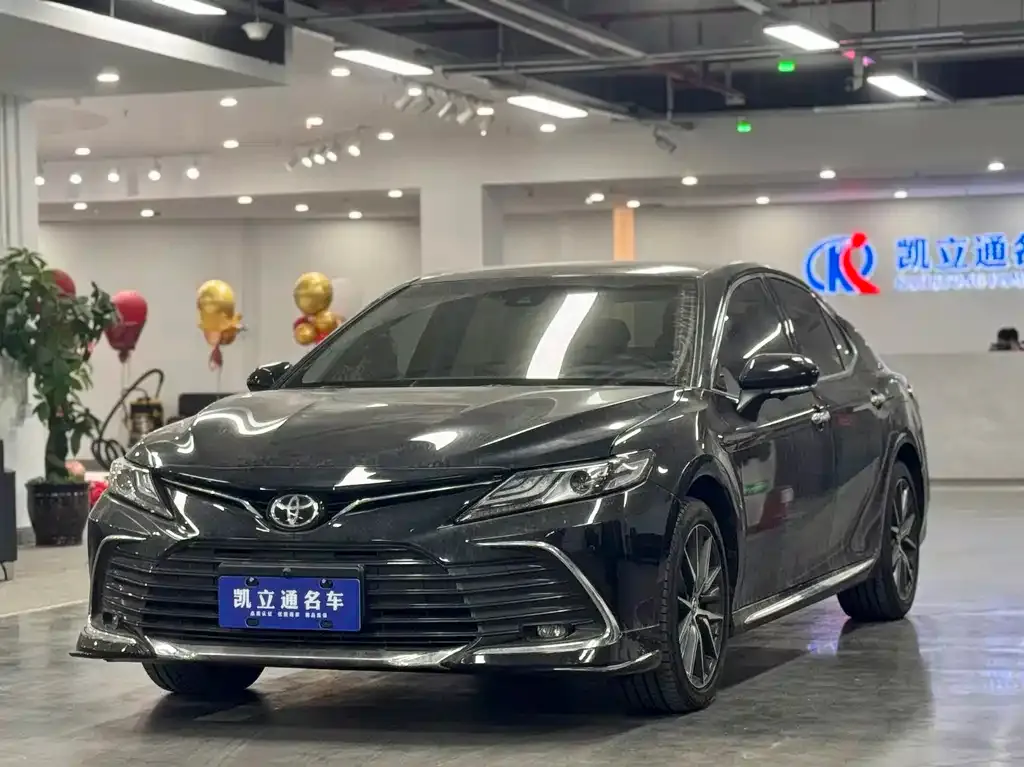 Toyota Camry — фото 1