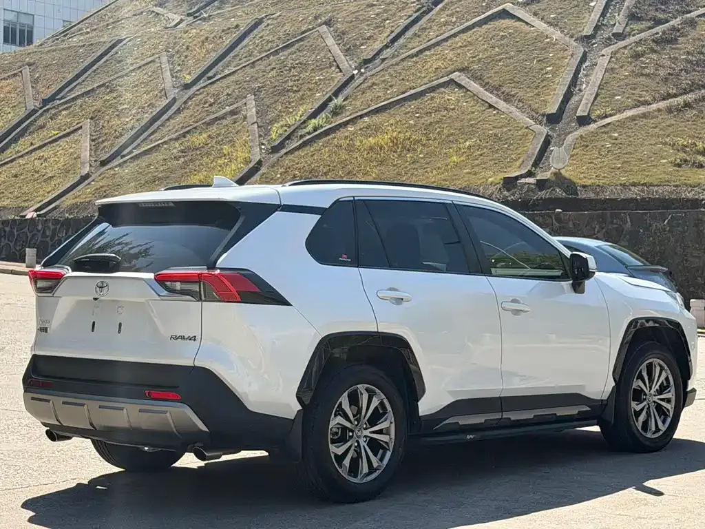 Toyota RAV4 — фото 9