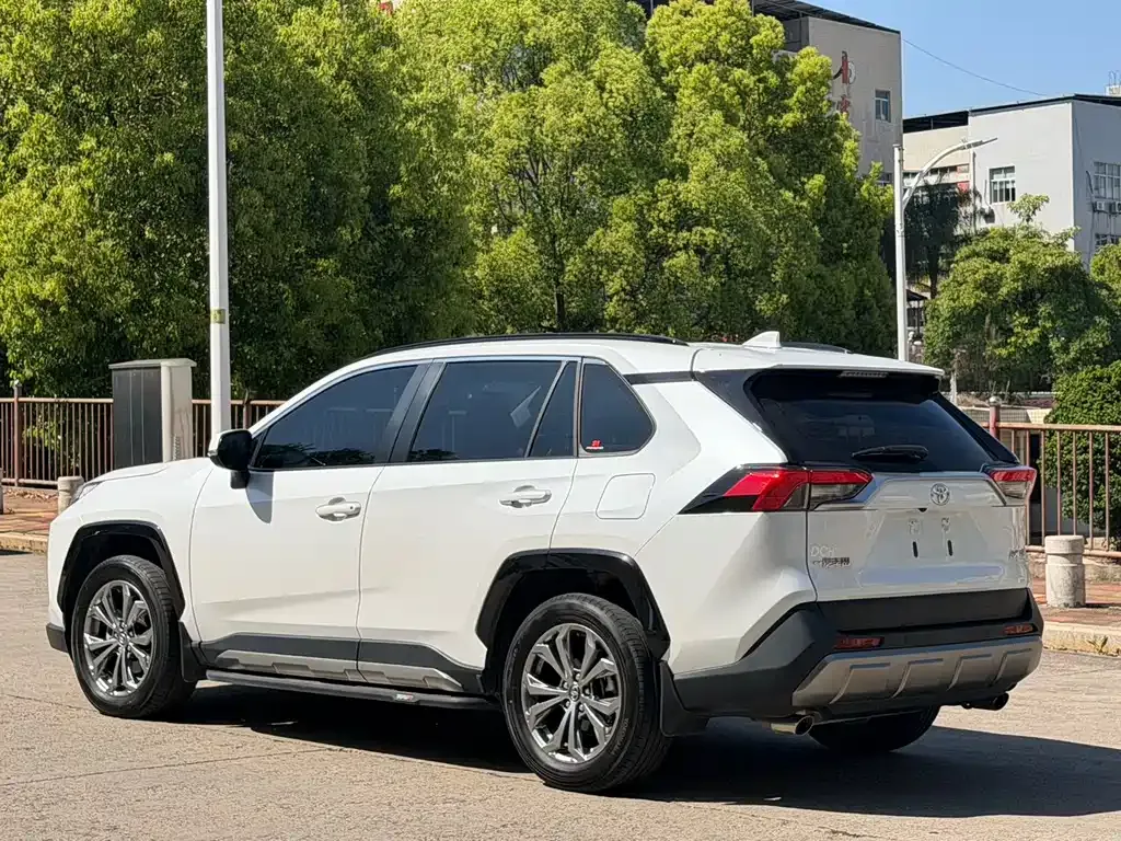 Toyota RAV4 — фото 6