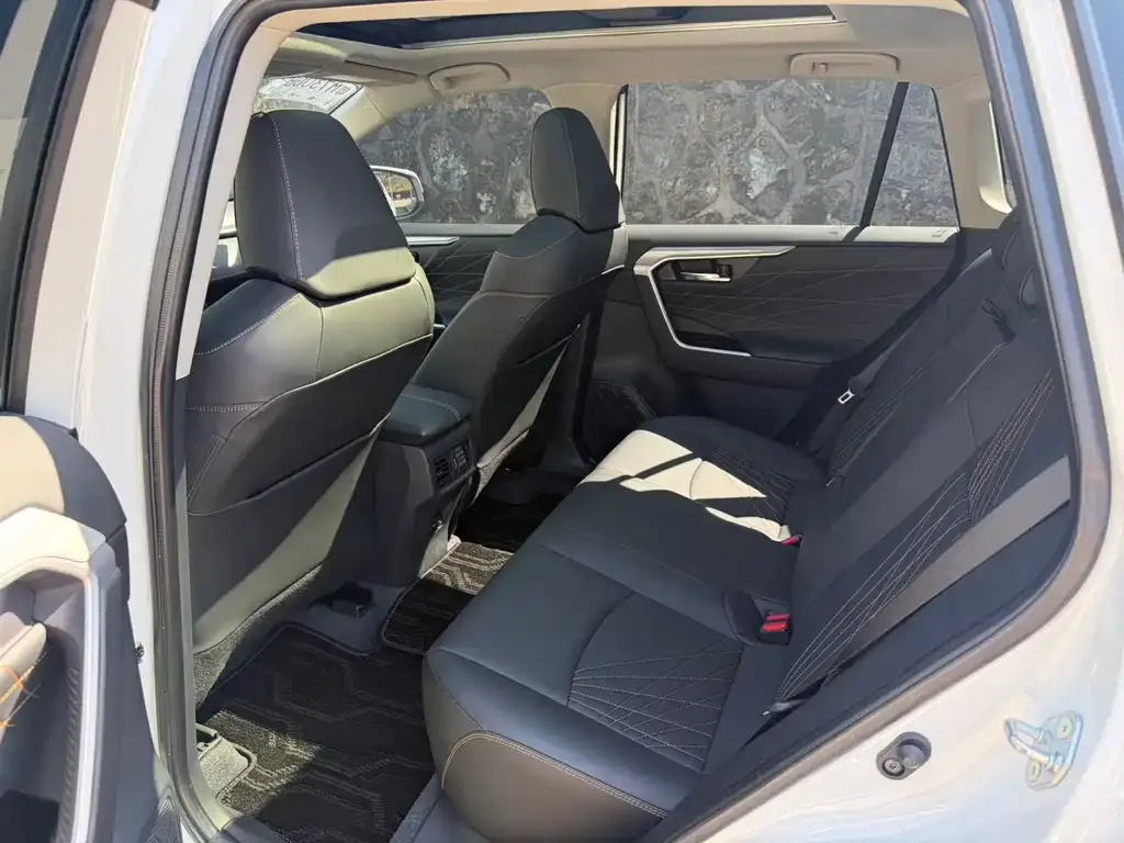 Toyota RAV4 — фото 7