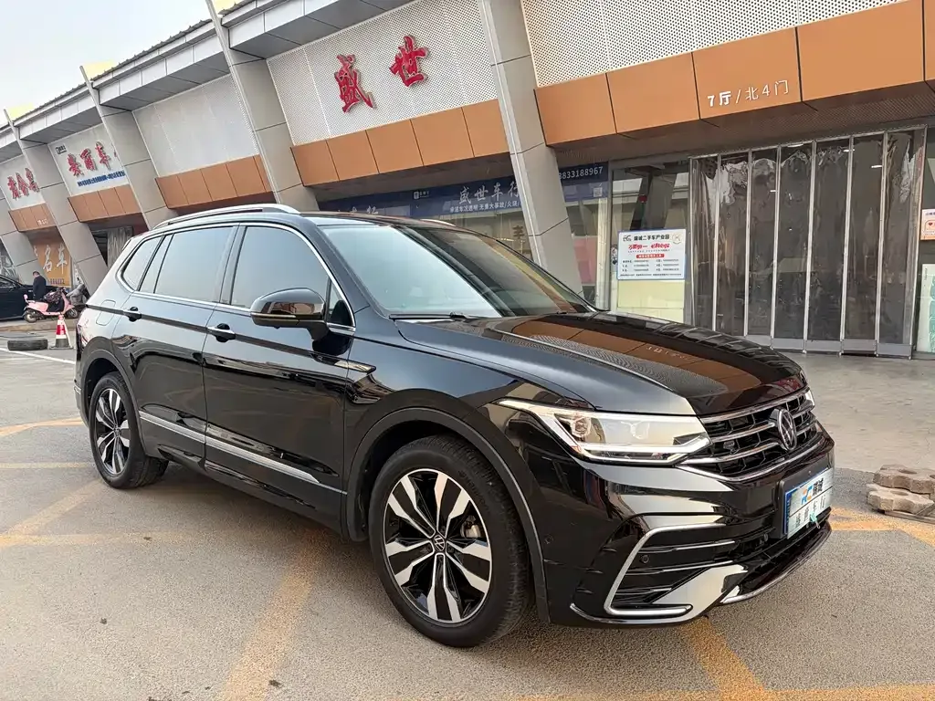 Volkswagen Tiguan L — фото 1