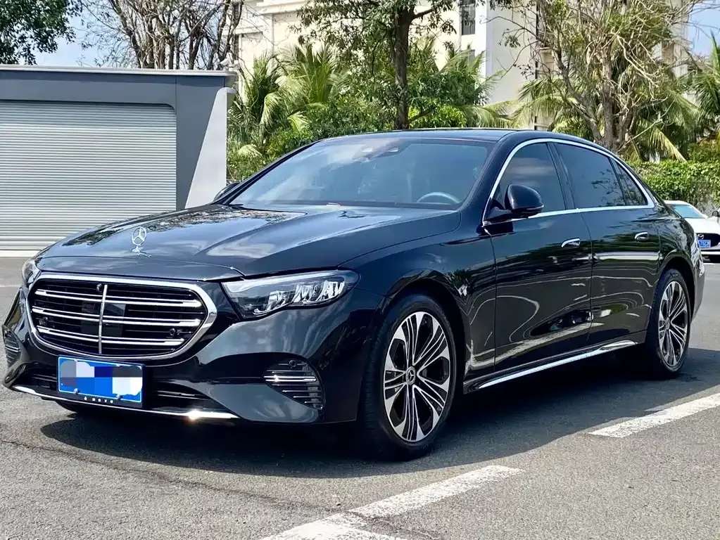 Mercedes-Benz E-Class — фото 1