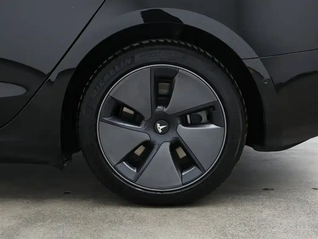 Tesla Model 3 — фото 8