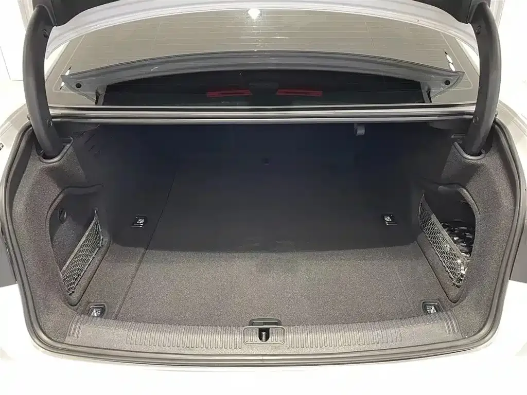 Audi A4L 2021 из CN, фото 8