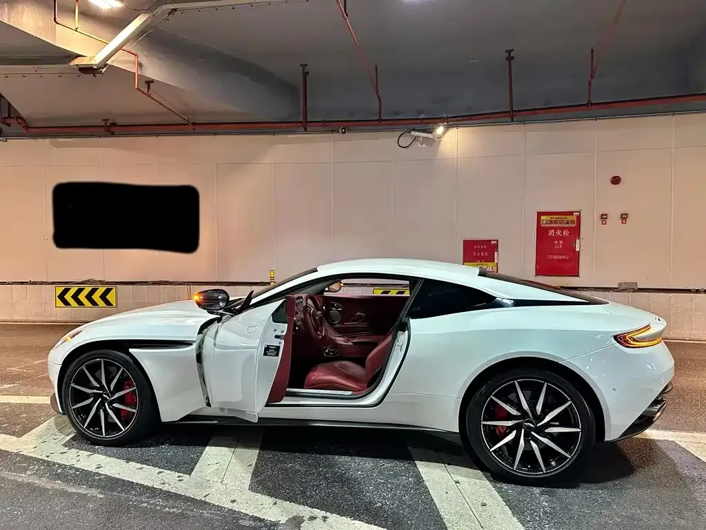 Aston Martin DB11 2021 из CN, фото 4