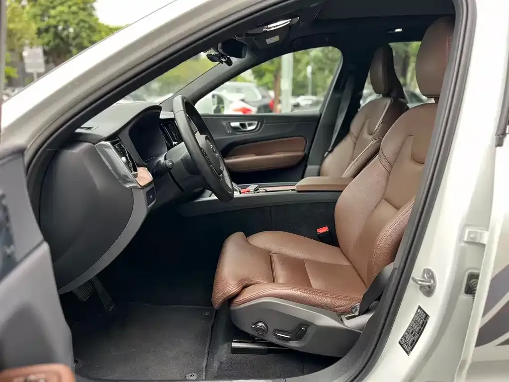 Volvo XC60 2024 из CN, фото 9