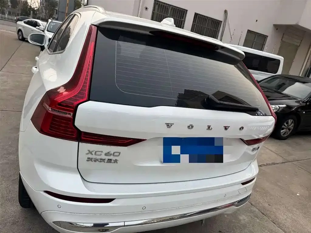 Volvo XC60 — фото 1