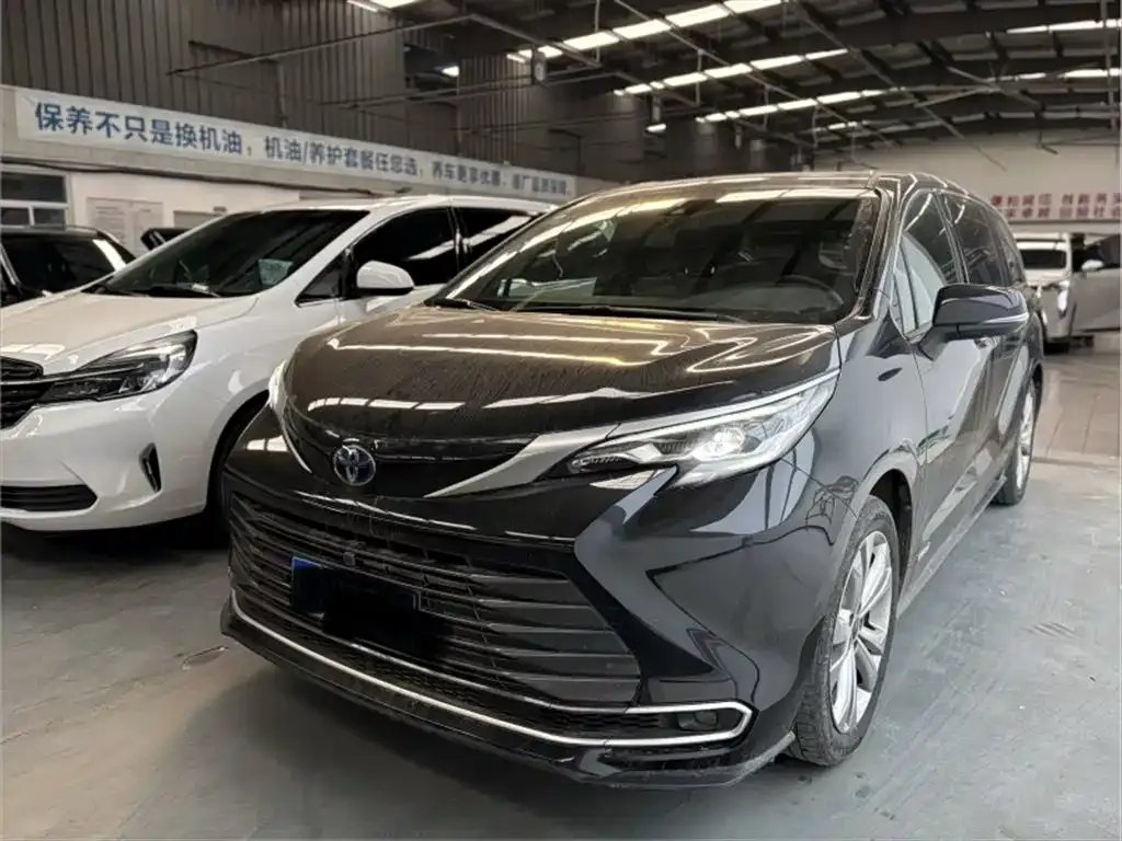 Toyota Sienna — фото 1