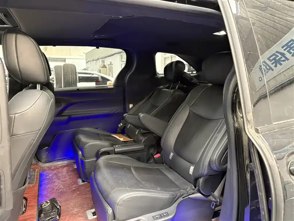 Toyota Sienna — фото 3