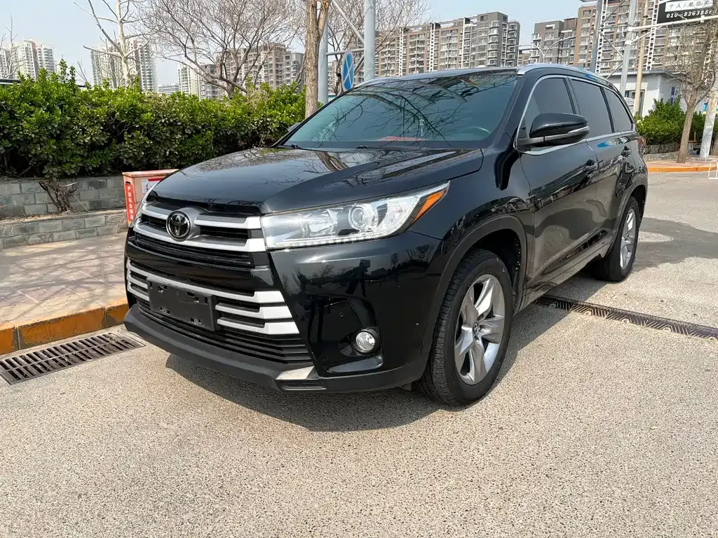 Toyota Highlander — фото 1