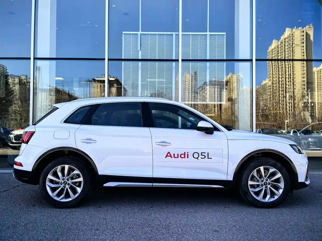 Audi Q5L — фото 10