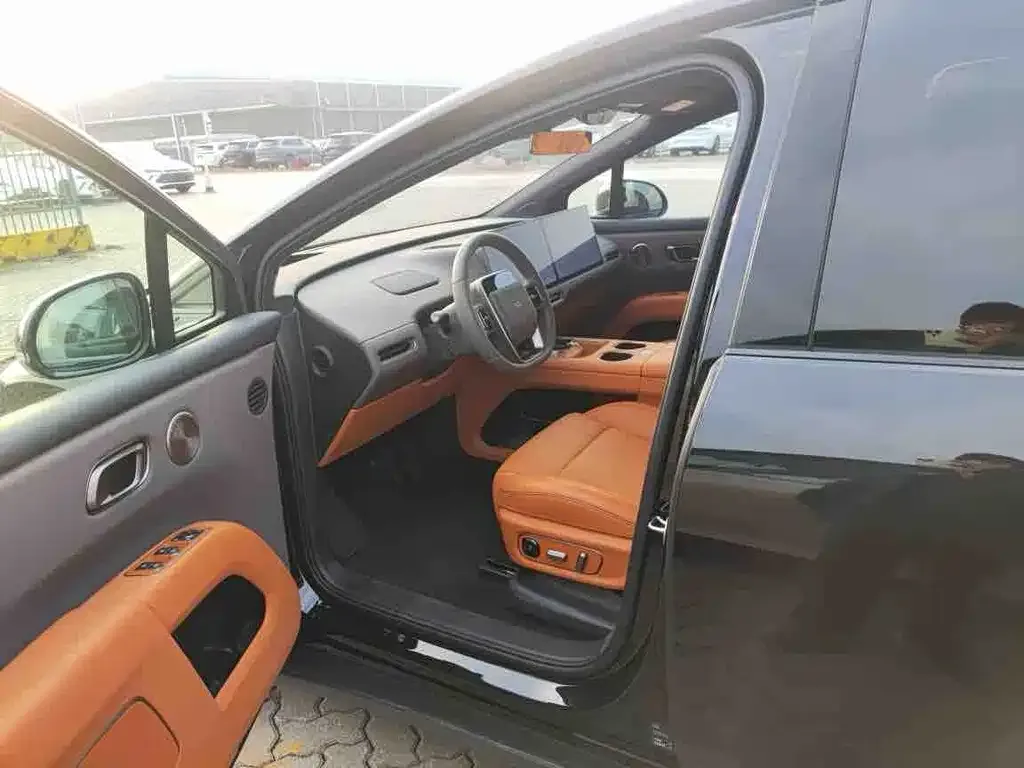 Li Auto i8 — фото 9