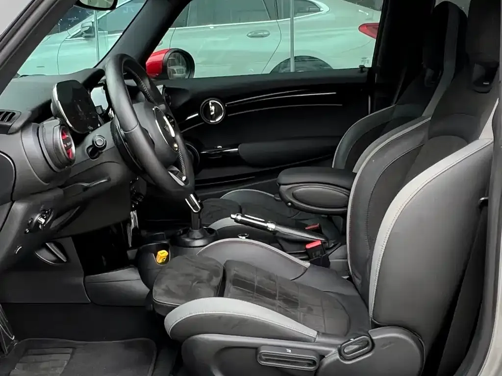 MINI Cooper (3-door) 2023 из CN, фото 2