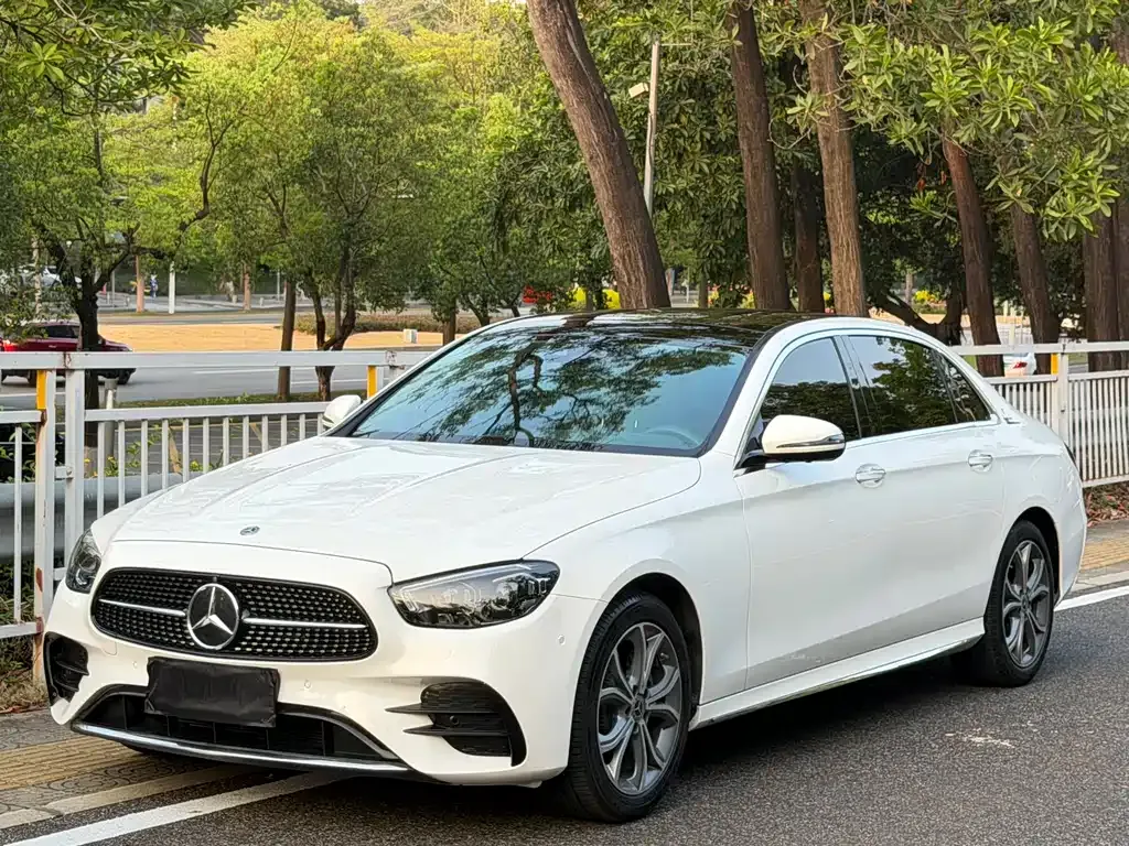Mercedes-Benz E-Class — фото 1