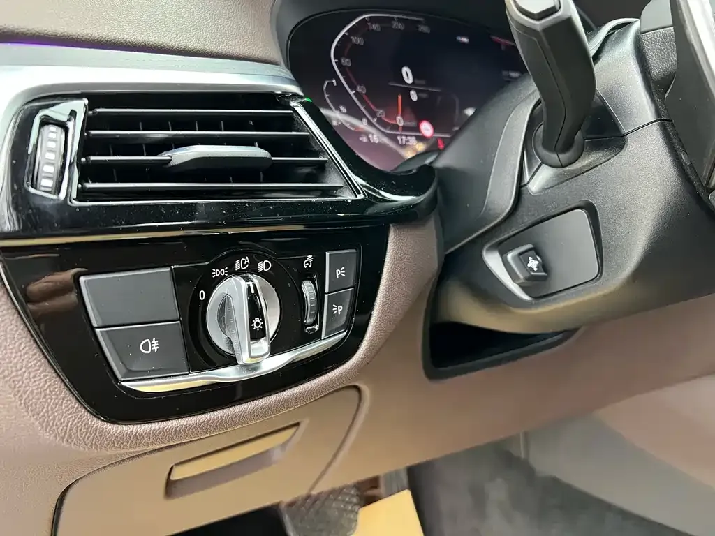 BMW 5 Series 2022 из CN, фото 8