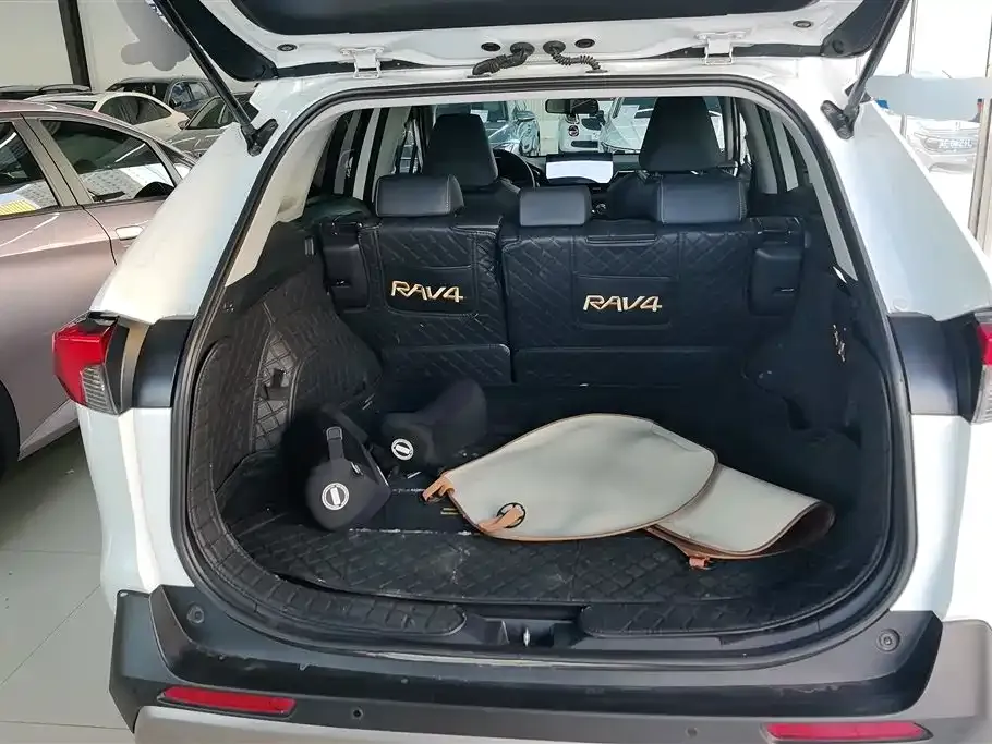 Toyota RAV4 2023 из CN, фото 10