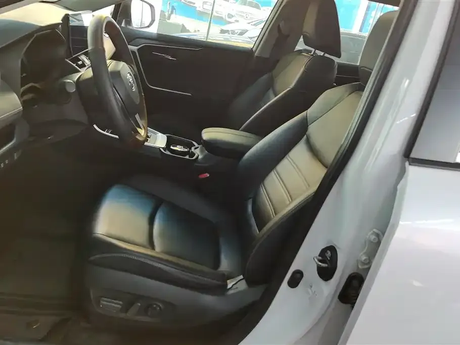 Toyota RAV4 2023 из CN, фото 6
