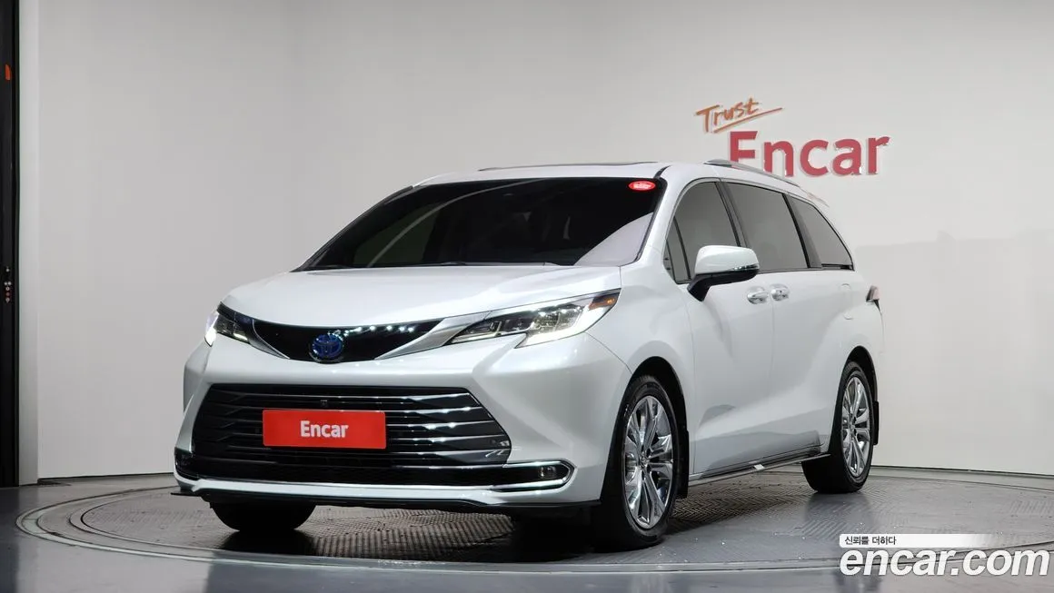 Toyota Sienna — фото 1