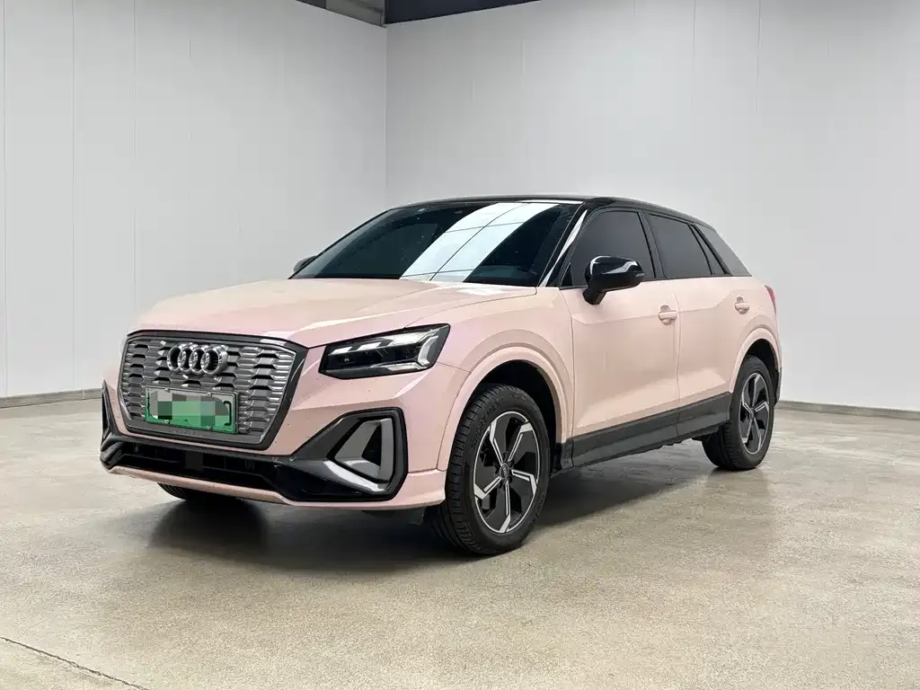 Audi Q2L e-tron — фото 1