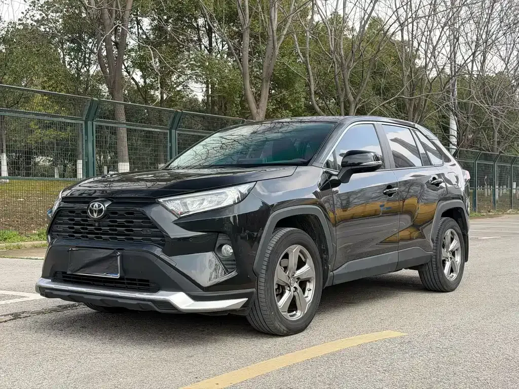 Toyota RAV4 — фото 1