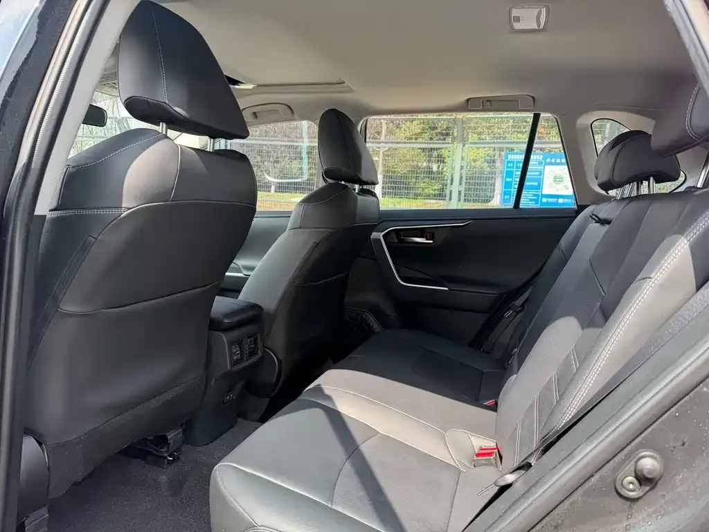Toyota RAV4 — фото 2