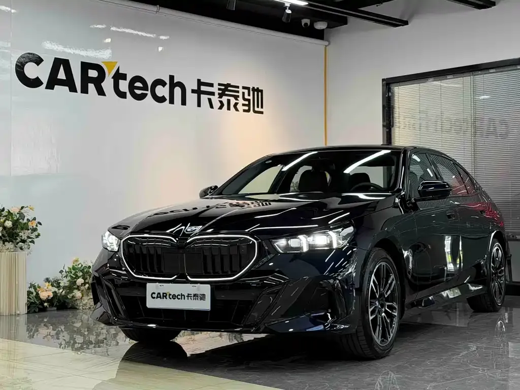 BMW 5 Series — фото 1