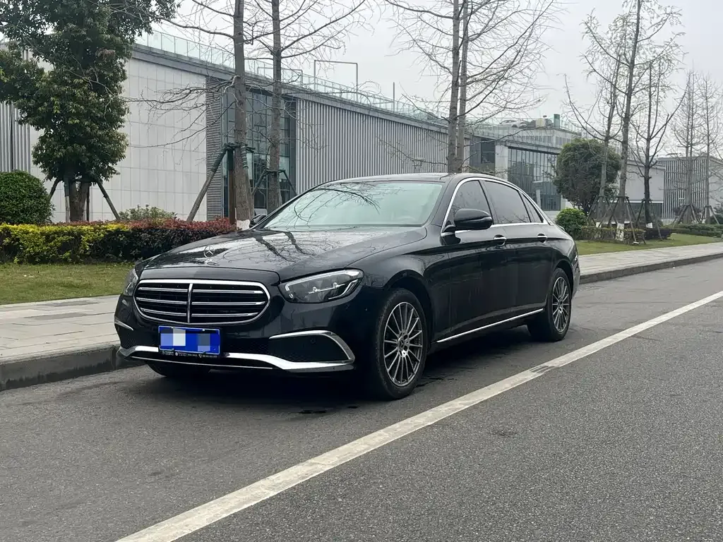 Mercedes-Benz E-Class — фото 1