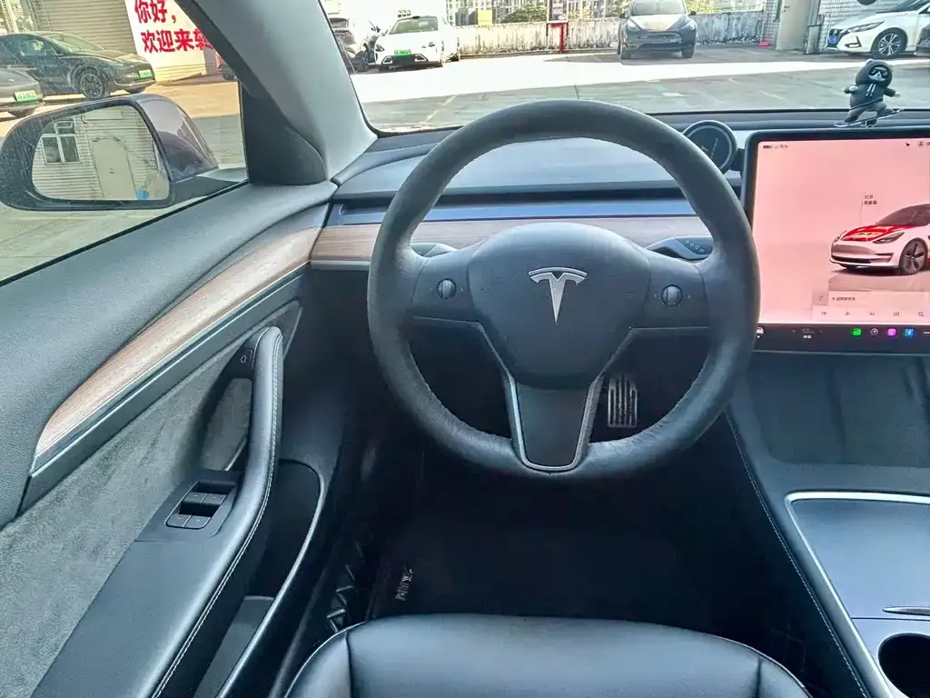 Tesla Model 3 — фото 10