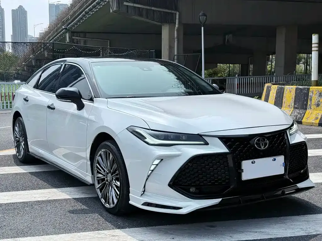 Toyota Avalon — фото 1