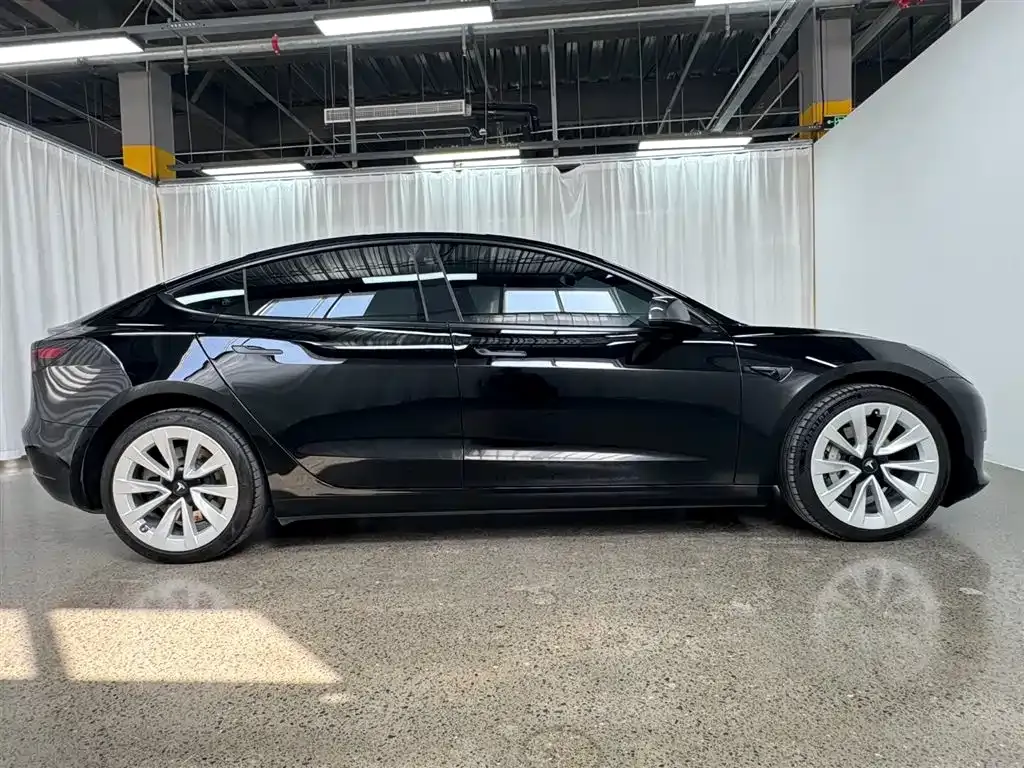 Tesla Model 3 — фото 9