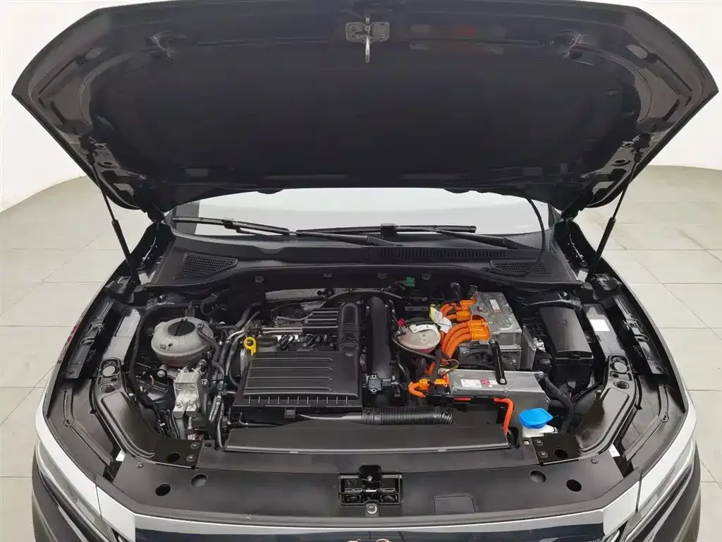 Volkswagen Passat New Energy — фото 10