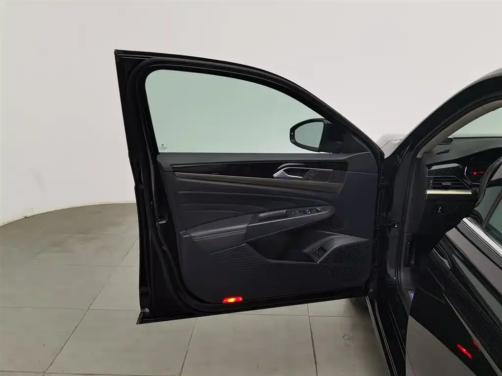 Volkswagen Passat New Energy — фото 2
