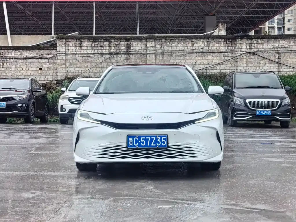 Toyota Camry — фото 1