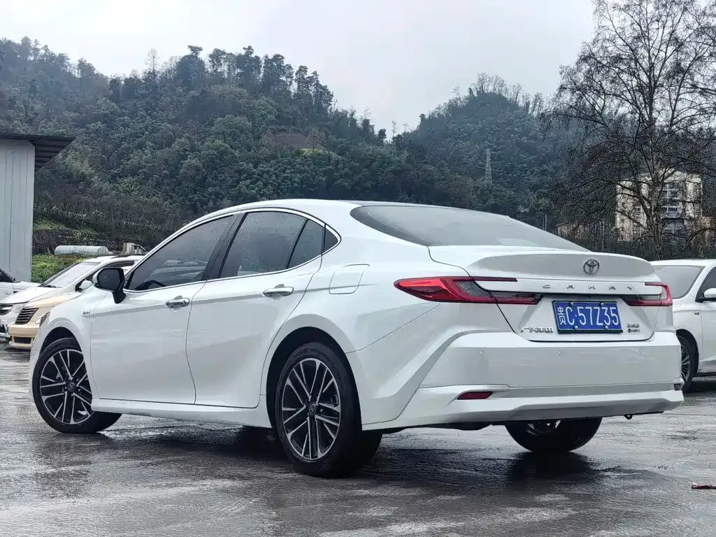 Toyota Camry — фото 9