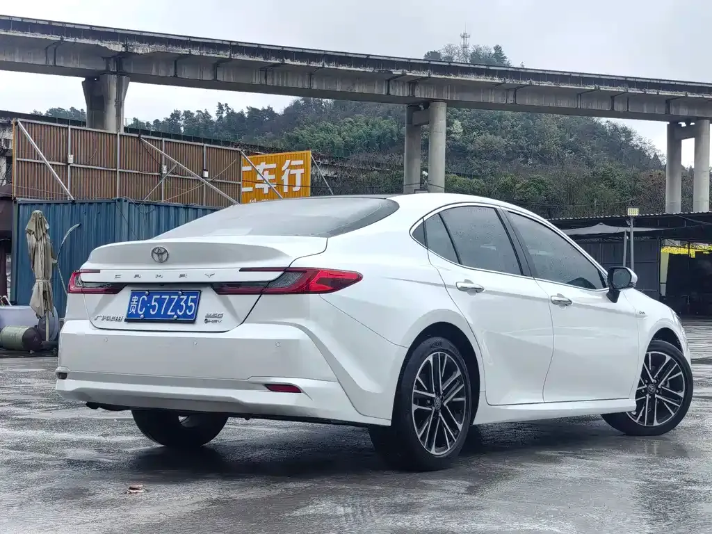 Toyota Camry — фото 5