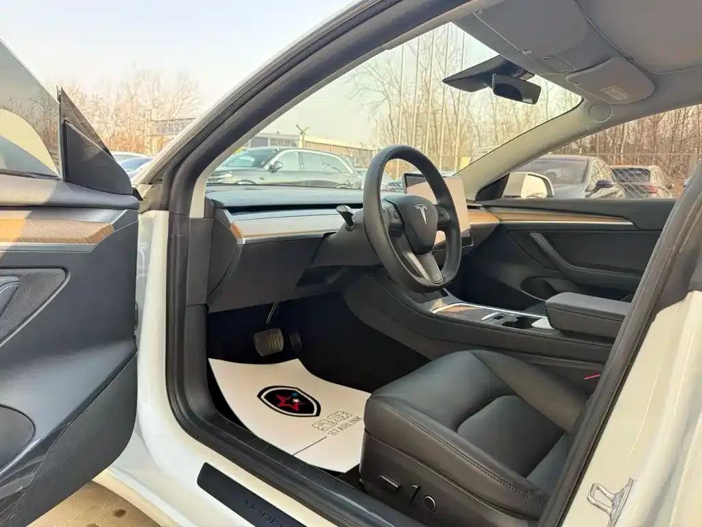 Tesla Model 3 — фото 9