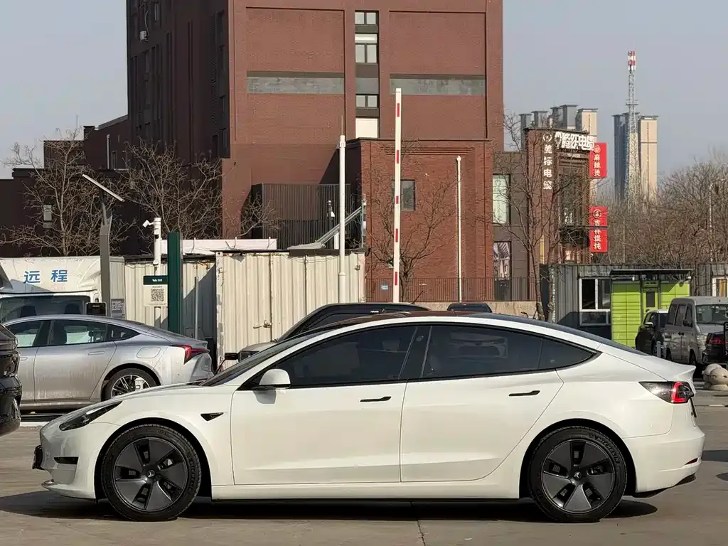 Tesla Model 3 — фото 3
