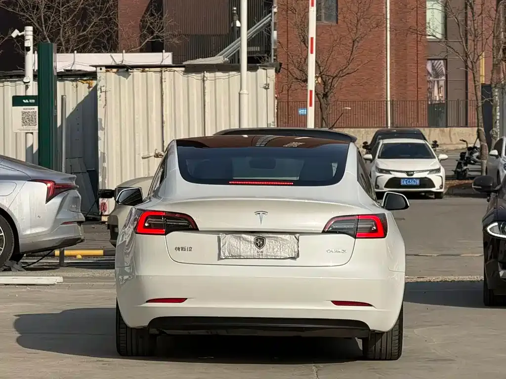 Tesla Model 3 — фото 4