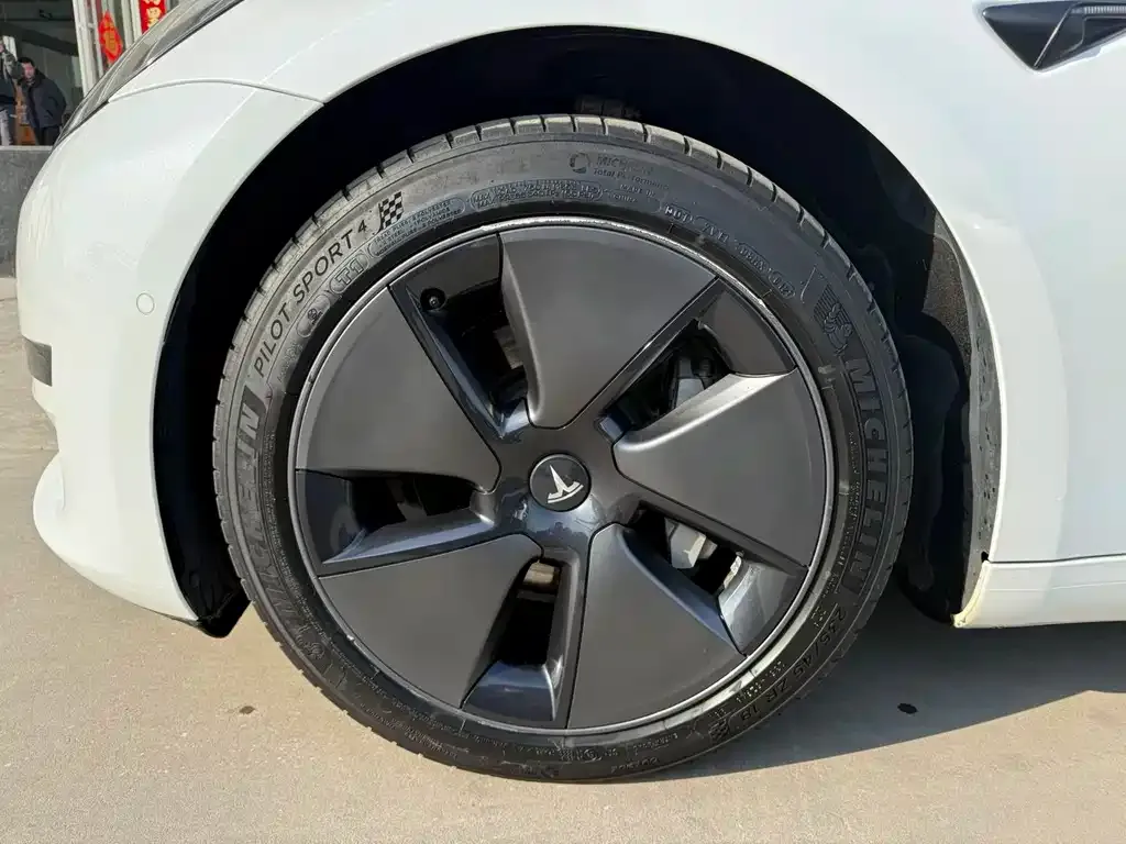 Tesla Model 3 — фото 10