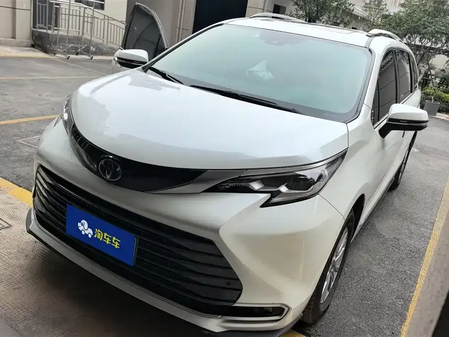 Toyota Sienna — фото 1