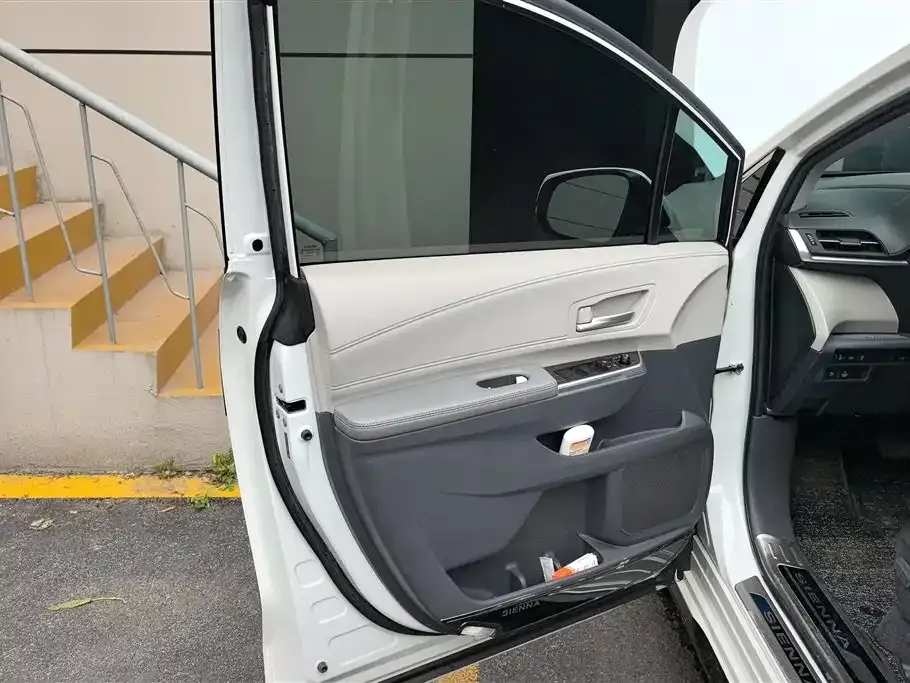 Toyota Sienna — фото 10