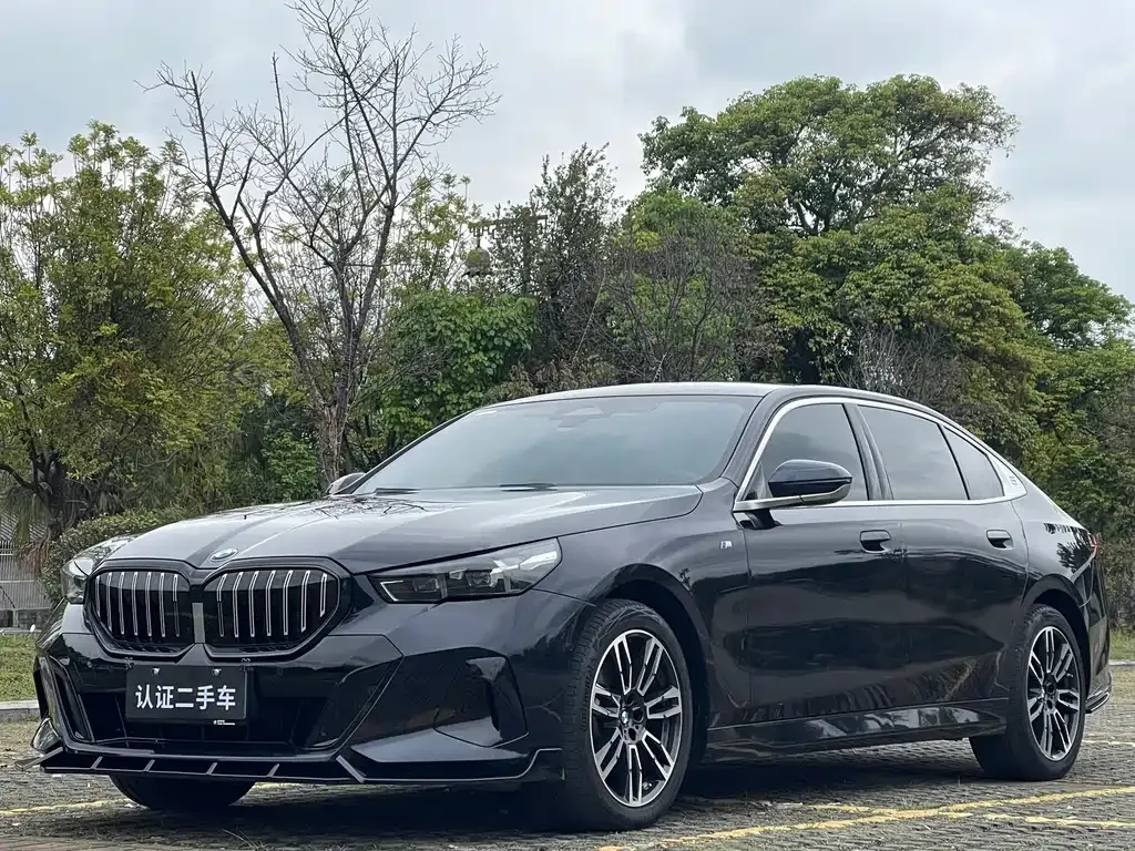 BMW 5 Series — фото 1