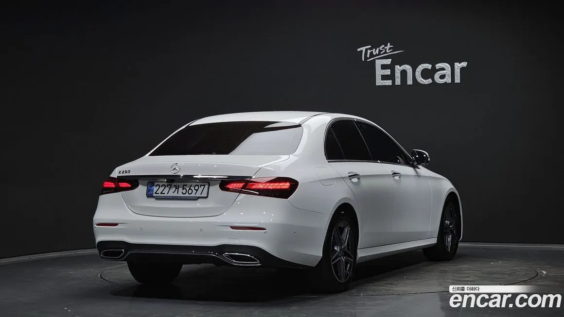 Mercedes-Benz E-Class — фото 6
