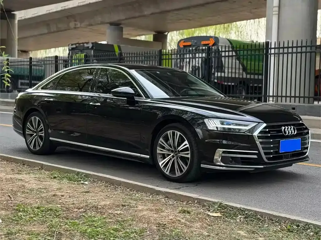 Audi A8 — фото 1