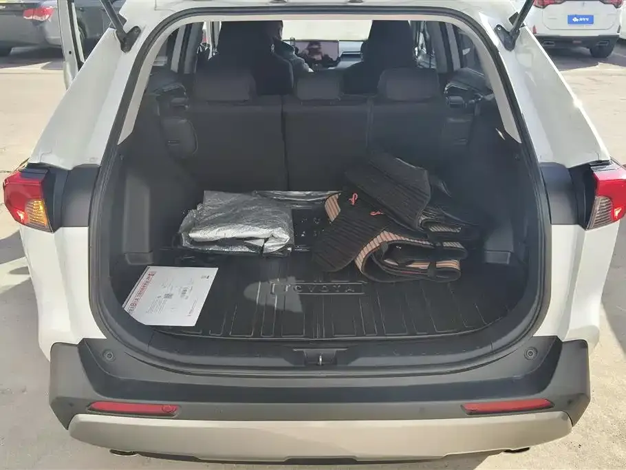 Toyota RAV4 2023 из CN, фото 2