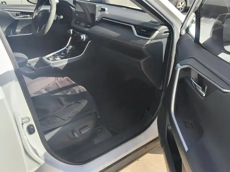 Toyota RAV4 2023 из CN, фото 4