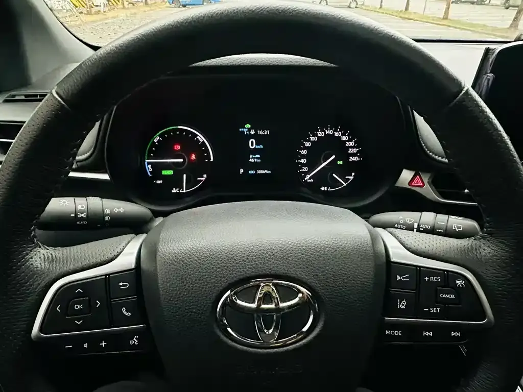 Toyota Granvia — фото 3