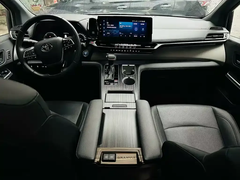 Toyota Granvia — фото 6